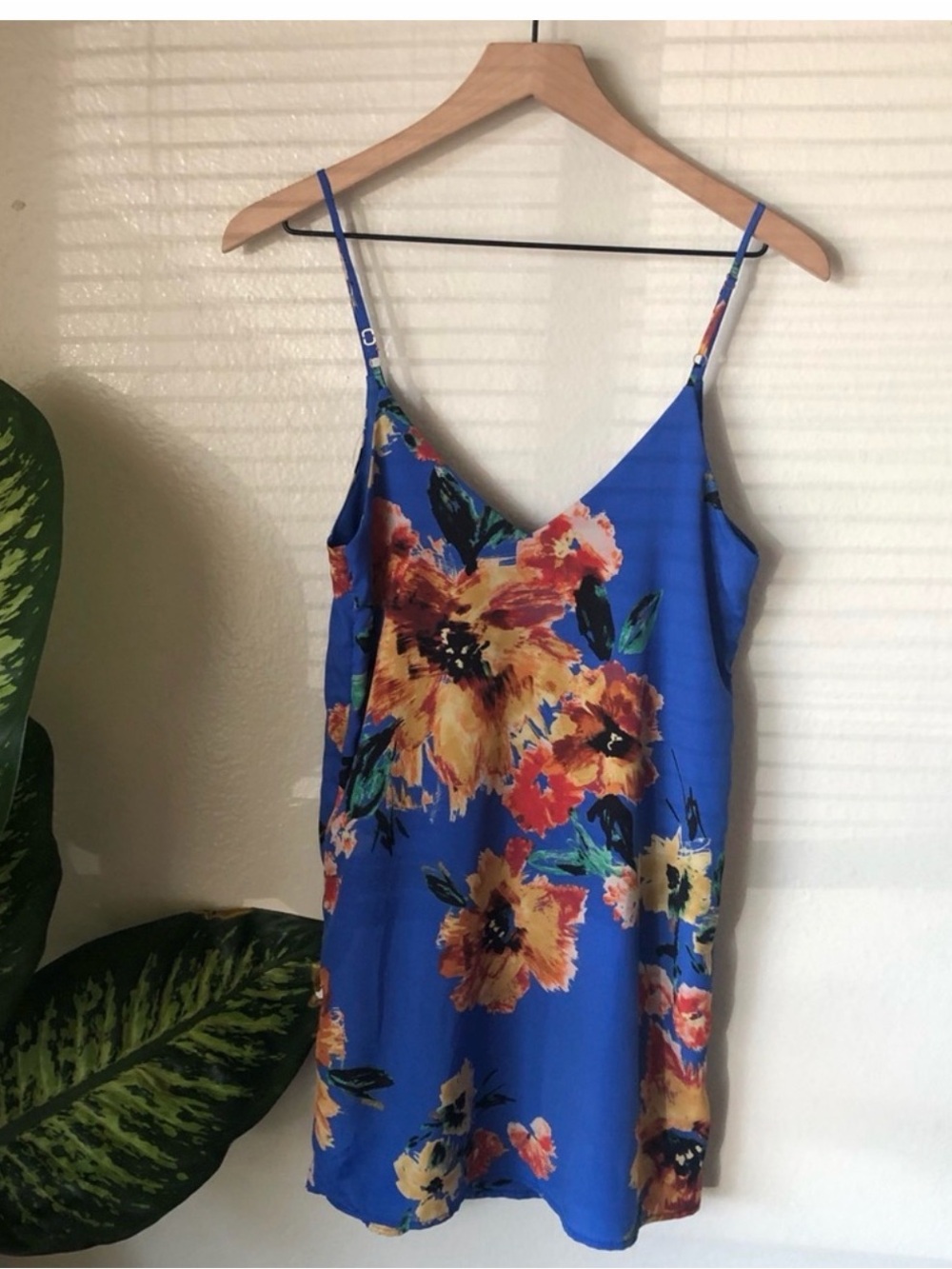 Lulus Women’s Twin Island Royal Blue Floral Print V-neck Shift Dress Size Medium - Picture 7 of 7